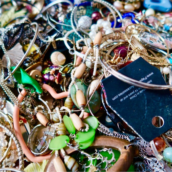 5 LB MYSTERY CRAFTING JEWELRY BOX - Picture 4 of 6